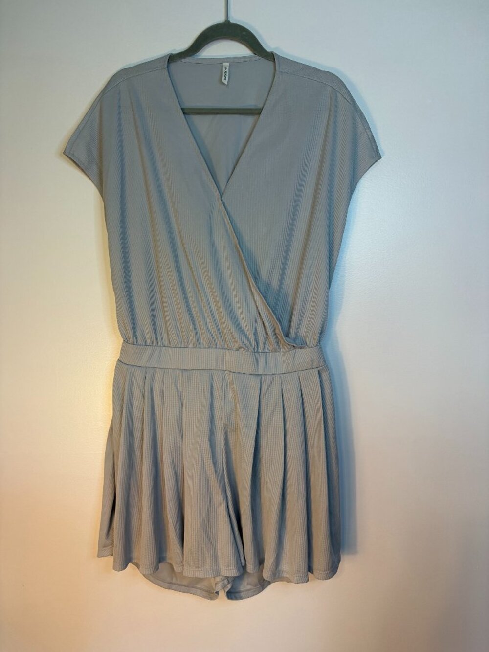 Halara Light Gray V-neck Waffle Knit Casual Athletic Romper w Pockets (NWT)
